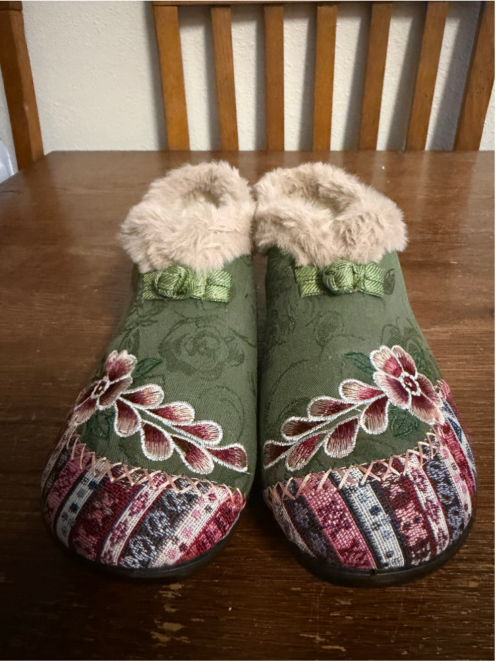 Women’s Embroidered Floral Slippers EU 38 Narrow Faux Fur Lined Green New